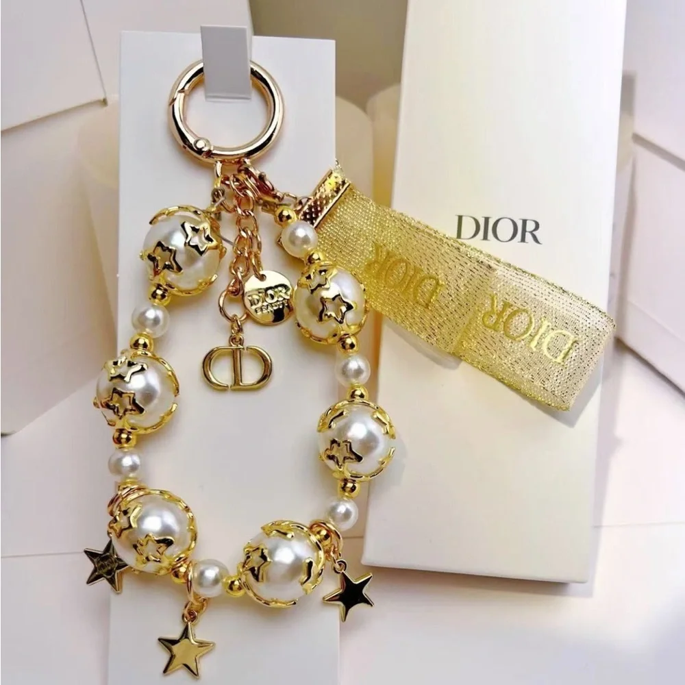 Dior Beige Raffia Clutch with Pearl Charm - Picture 6 of 9